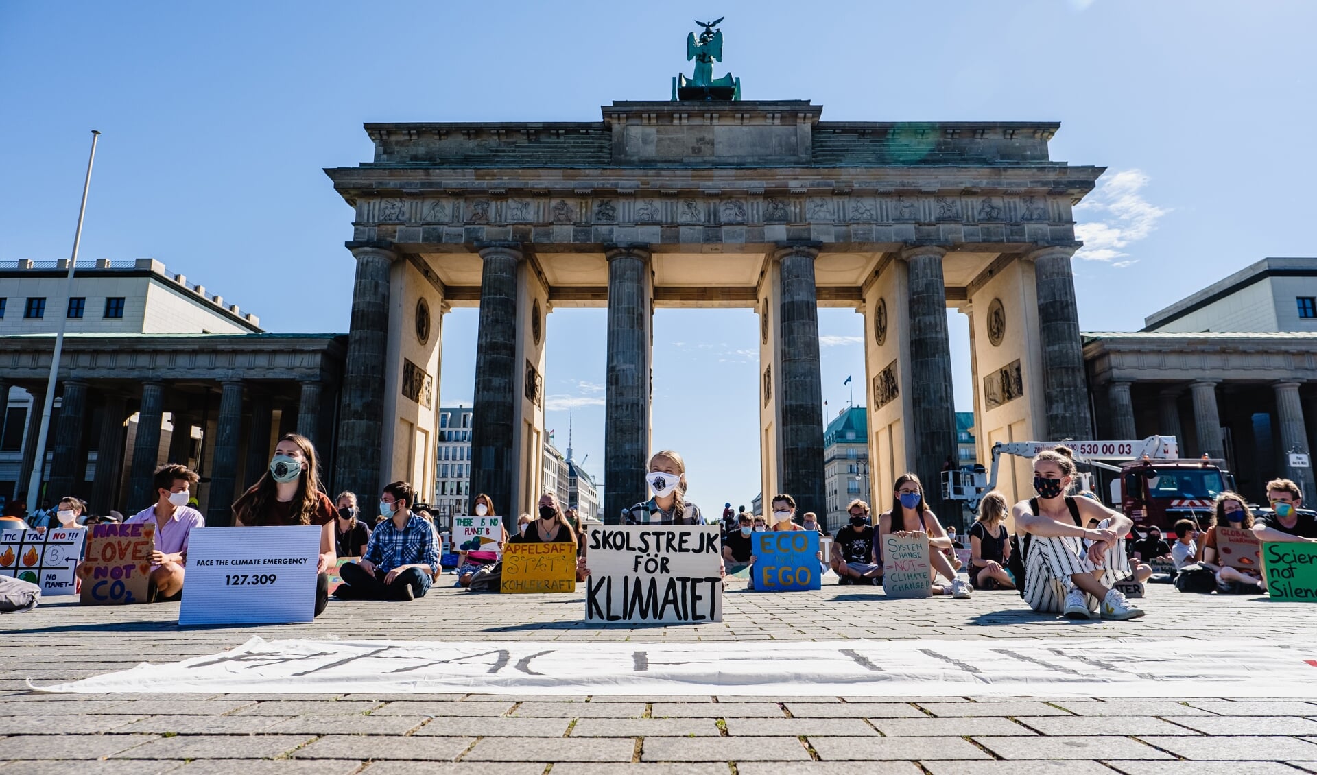 Greta Thunberg og andre klimaaktivister demonstrerer ved Brandenburger Tor i Berlin i august 2020. Flere er der planlagt flere demonstrationer igen.