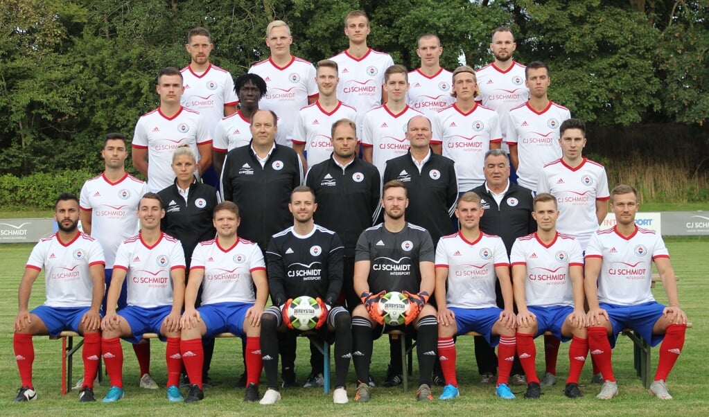 <p>Mit dieser Mannschaft geht die Husumer SV in die neue Oberliga-Saison. Cyriac Albertsen</p> (Cyriac Albertsen)