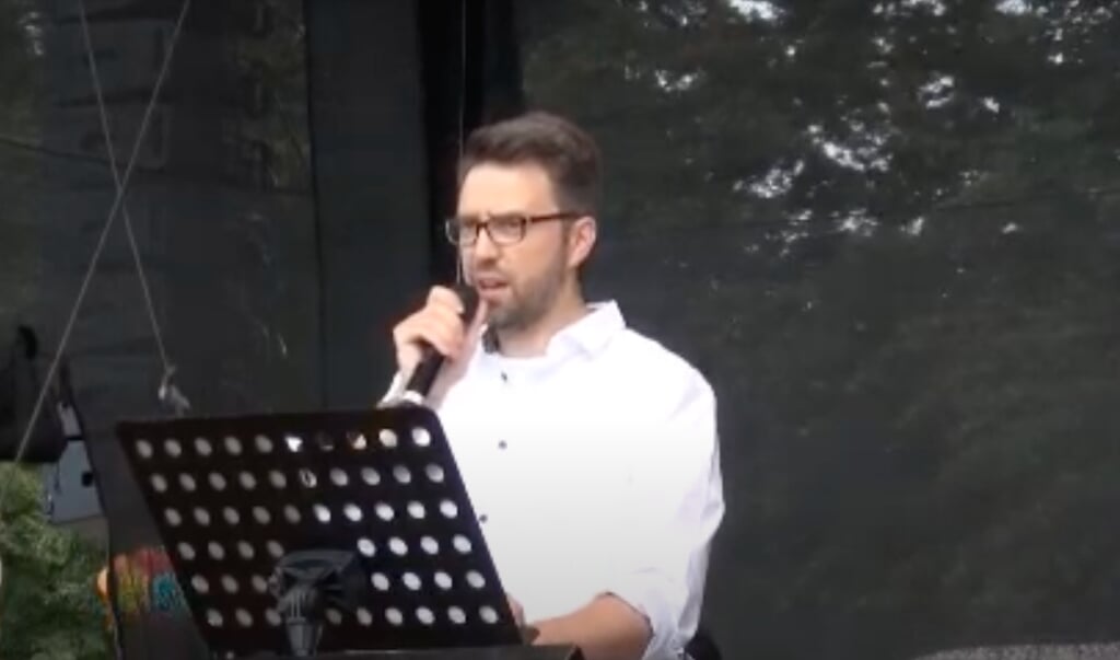Sprach auf einer umstrittenen Corona-Demo in Berlin: das Flensburger Grünen-Mitglied David Claudio Siber. (Screenshot/Youtube)