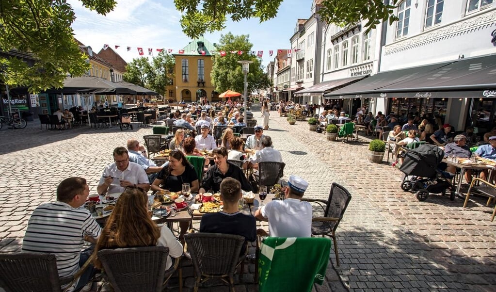 Der har været godt besat ved bordene og trængsel inde i butikkerne i Sønderborg-området. Billedet her er fra Torvet. Fotos: Sønderborg Handel (Kim Toft Jorgensen)