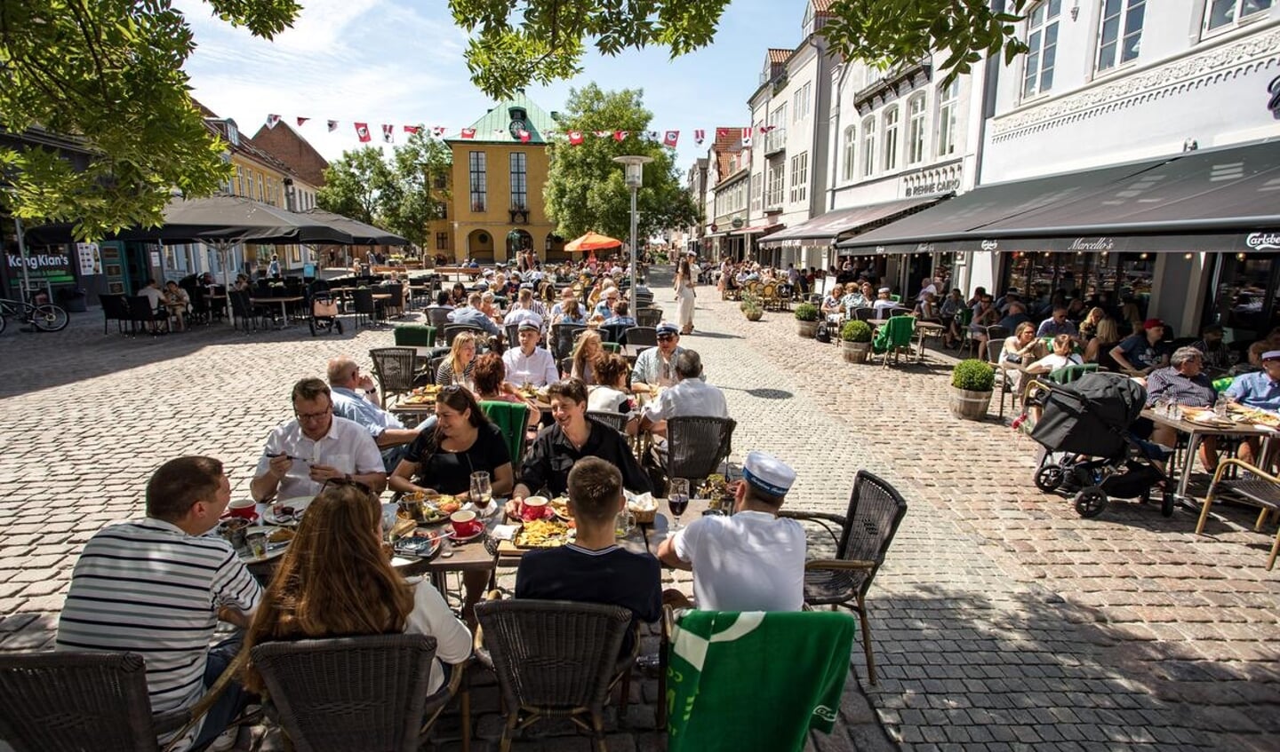 Der har været godt besat ved bordene og trængsel inde i butikkerne i Sønderborg-området. Billedet her er fra Torvet. Fotos: Sønderborg Handel