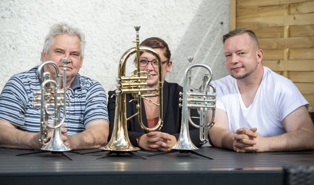 <p>Hejmdal Blæseorkesters formand Einar Geipel, kasserer Sabine Geipel-Nissen og næstformand Lars Geipel har måttet lade instrumenterne stå siden foråret. </p> ( Tim Riediger)