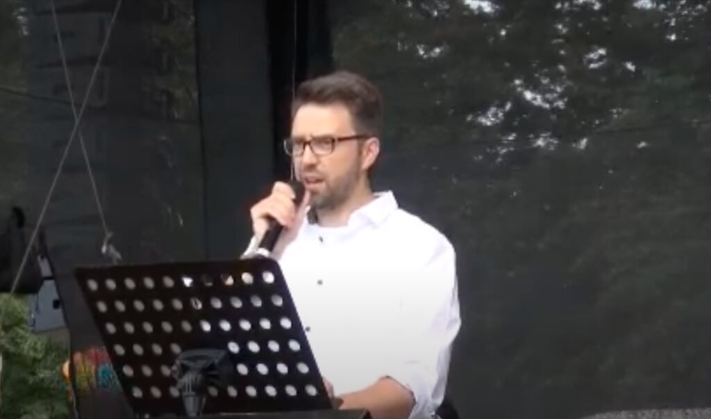 Sprach auf einer umstrittenen Corona-Demo in Berlin: das Flensburger Grünen-Mitglied David Claudio Siber. (Screenshot/Youtube)
