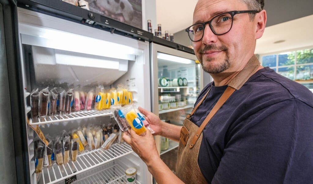Oliver Firla ejer fire caféer og restauranter i turistområdet ved Slien. Han glæder sig over, at han snart må servere indenfor, men synes også, det er hårdt at omsætte det voksende antal af corona-regler. (Sven Geißler)