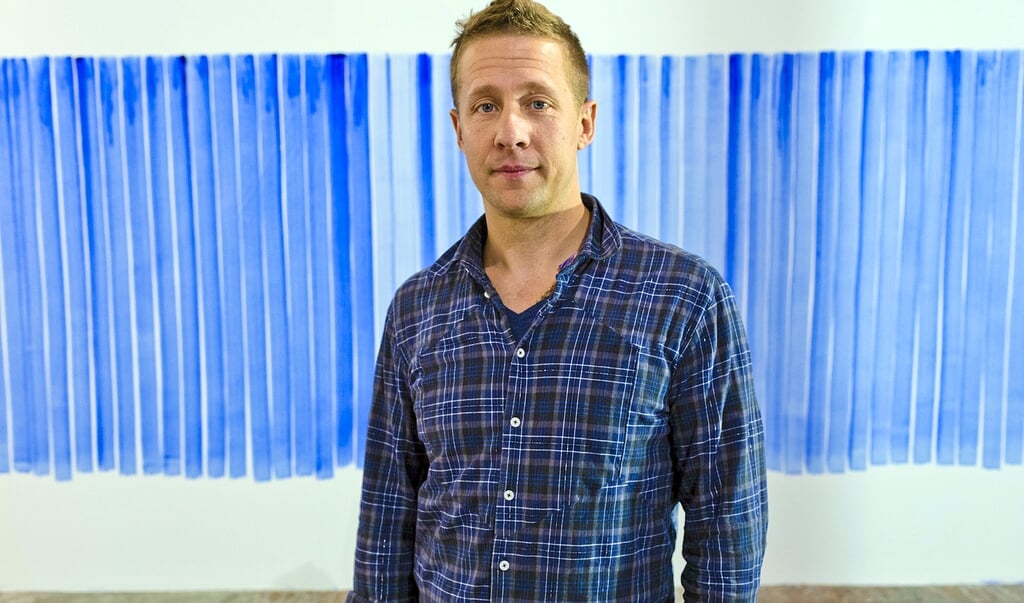 <p>Der Dänische Bildhauer Jeppe Hein lebt in Berlin und arbeitet als Vertreter des White Cube und der kinetischen Kunst.</p><p>Er war Assistent von Ólafur Elíasson Seine Arbeiten werden mittlerweile international ausgestellt, unter anderem in der Tate Liverpool, in der Galerie für Zeitgenössische Kunst in Leipzig und in New York im Museum P.S.1. </p> (Kieler Kunsthalle)
