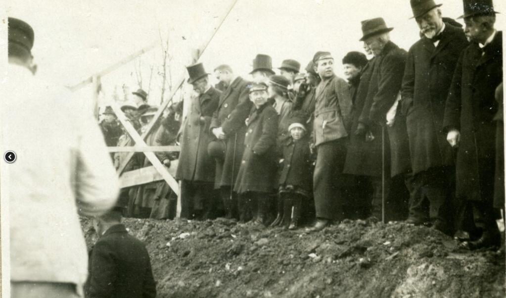<p>En stor dag for det danske mindretal i Flensborg: Grundstensnedlæggelsen for Duborg-Skolen den 31. marts 1922. </p> (Arkivet ved Dansk Centralbibliotek)