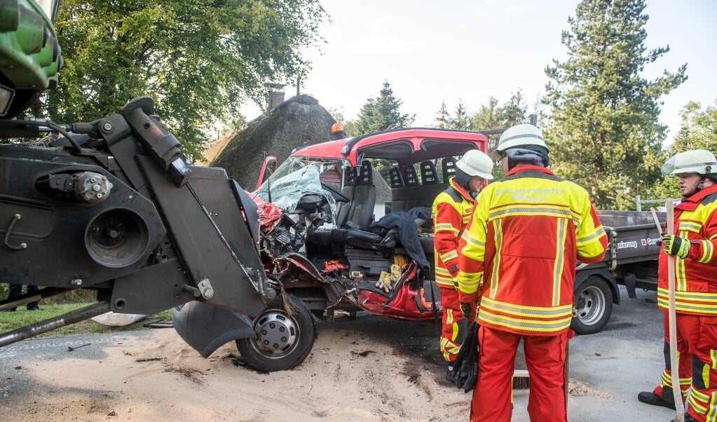 <p>Redningsfolkene måtte gøre brug af hydraulisk redningsudstyr for at befri varebilschaufføren og trække de to sammenklemte køretøjer fra hinanden.</p> ( Benjamin Nolte)