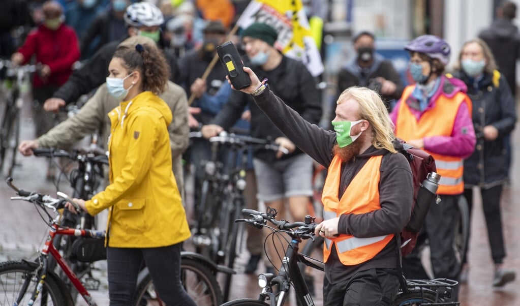 <p>Jacob Callsen gehört zum Organisationsteam der Schleswiger »Friday for Future«-Gruppe und führte am Freitag einen kleinen Demonstrations-Zug durch die Innenstadt. </p> (Kira Kutscher)