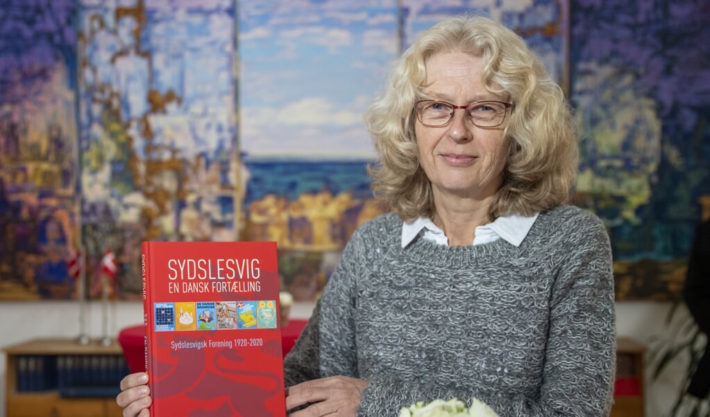<p>- Bogens målgruppe er bred. Går man alt for meget op i foreningsdetaljer, kan det let blive kedeligt, siger Merete Bo Thomsen, der netop har præsenteret Sydslesvigsk Forenings 100-års jubilæumsbog. </p> ( Tim Riediger)
