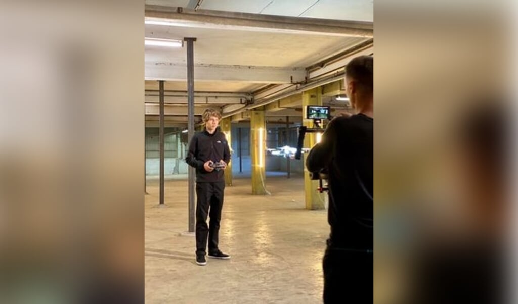<p>På Højer Designefterskole er det fra sommeren 2021 muligt at komme på en dronelinje. Underviseren bliver den tredobbelte danmarkmester i droneflyvning Dane Grace (midt i billedet). </p> ( Kirsten B. Hansen, JydskeVestkysten)