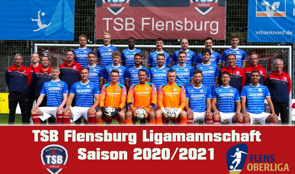 <p>Die TSB Flensburg Fußball Ligamannschaft 2020/21: h.R.v.l: Mats Möller, Hauke Spoth, Eslin Kamuhanga, Lukas Linhardt, Pascal Brix, Lars Ole Puttins, Tom Warncke mittl.R.v.l: Andreas Sell (TWTrainer), Gunnar Kugler (Physio), Klaus Krüger (Betreuer), Michael Jannsen (Athletiktrainer), Denny Pawlowski, Gian Luca Bracht, Timo Carstensen, Lennart Steiner, Björn Laß, Sönke Meyer, Hoymar Sörensen (Trainer), Henning Stüber (Co-Trainer), Rainer Andresen (Teammanager) Vordere R.v.l.: Hendrik Fleige, Arne Ingwersen, Andreas Petersen, Andre`Hagge, Ole Rathmann, Nicolai Vosgerau, Jonas Burau, Noah Brieskorn. Es fehlen: Nicholas Holtze, Jacqueline Röder.</p> (Jacqueline Röder/TSB Flensburg)