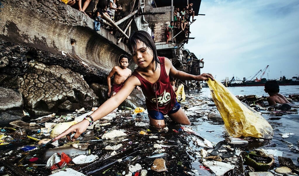 <p>Den tyske fotograf Hartmut Schwarzbach skildrer Manilas ludfattige børn i en fotoserie, som han vandt Unicef-fotokonkurrencen med.</p> (Hartmut Schwarzbach)