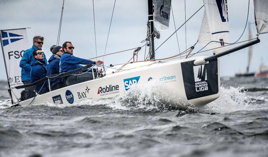 Michael Ilgenstein (Steuermann), Nils Drewniok (Taktik), Jannik Fellmann (Trimm) und Cedric Menzel (Vorschiff) haben dem Flensburger Segel-Club eine weitere Saison Segelbundesliga beschert. Lars Wehrmann/DSBL (Lars Wehrmann)