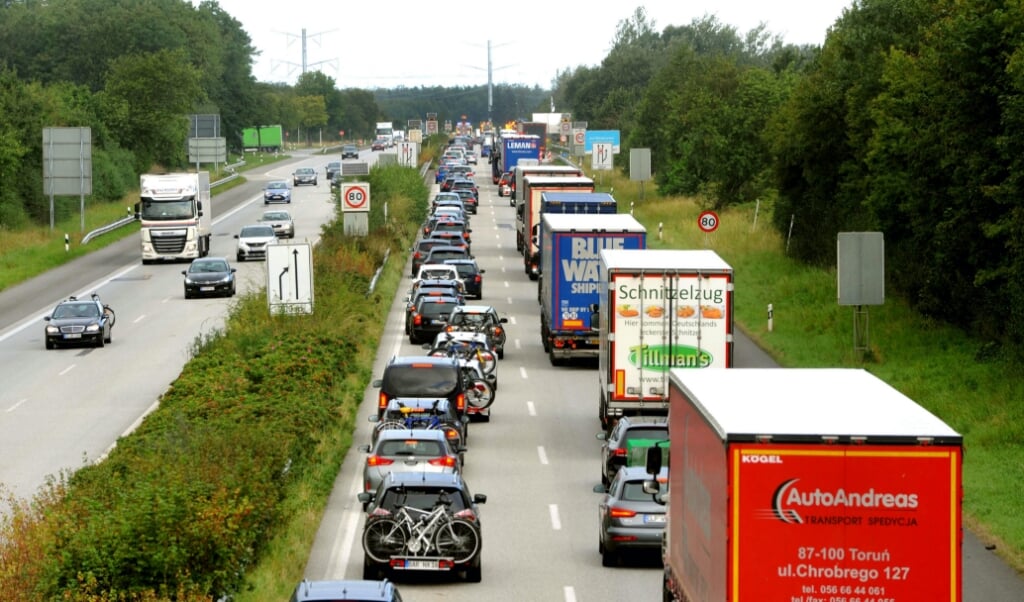 <p>Der foretages stikprøvekontroller ved grænsen til Danmark, og det gav lørdag formiddag en del kø på motorvejen.</p> ( Karsten Sörensen)