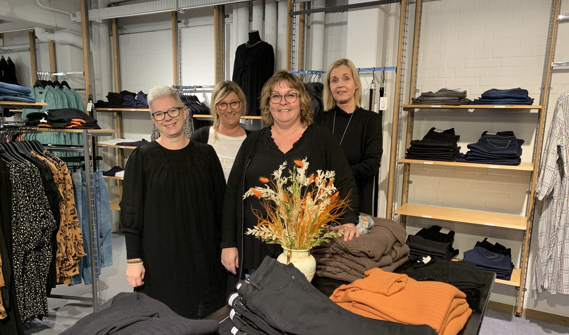 Bente Smedegaard (i midten) og hendes team er glad for de nye butikslokaler i Padborg Torvecenter.