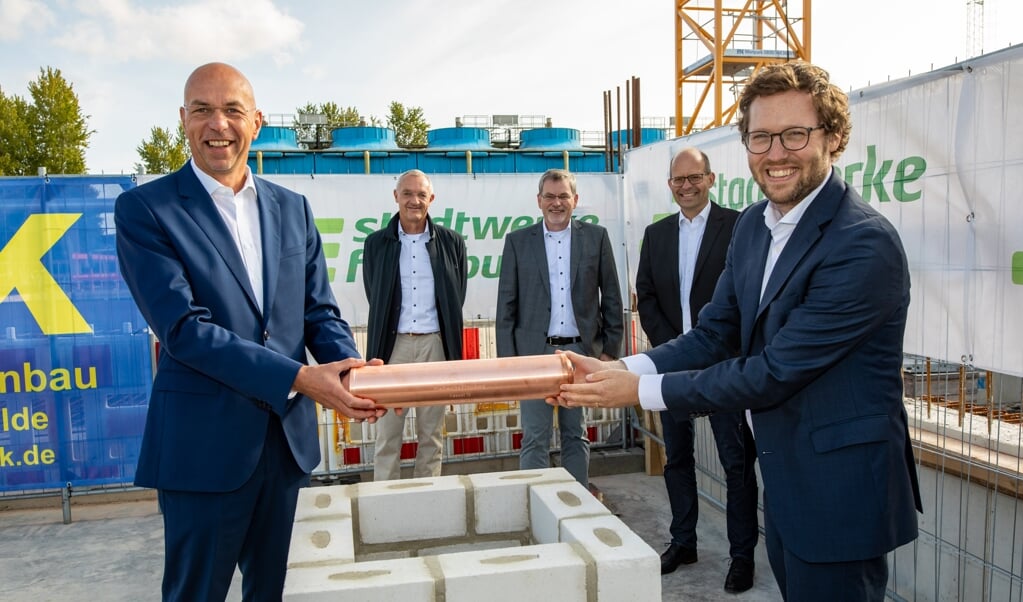 <p>Sammen nedlagde de kommunale værkers forretningsfører, Maik Render, og miljøminister Jan Philipp Albrecht torsdag grundstenen til det nye anlæg. </p> ( Stadtwerke)