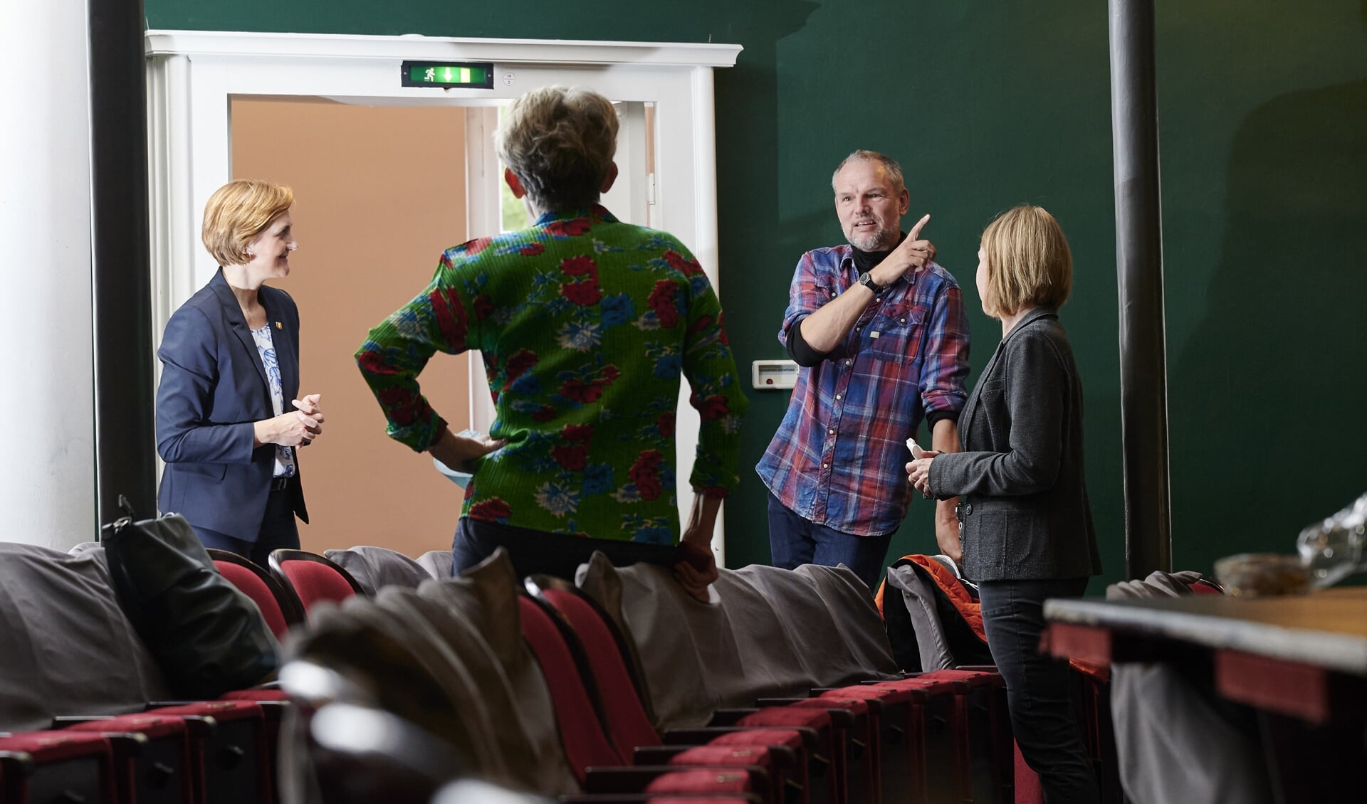 Midt under prøverne i Flensborg Teater fik Peter Lund tid til en snak med Flensborgs overborgmester, Simone Lange (til venstre) og Landestheaters nye generaldirektør Ute Lemm (til højre). Med ryggen til er det operachef Kornelia Reepschläger.
