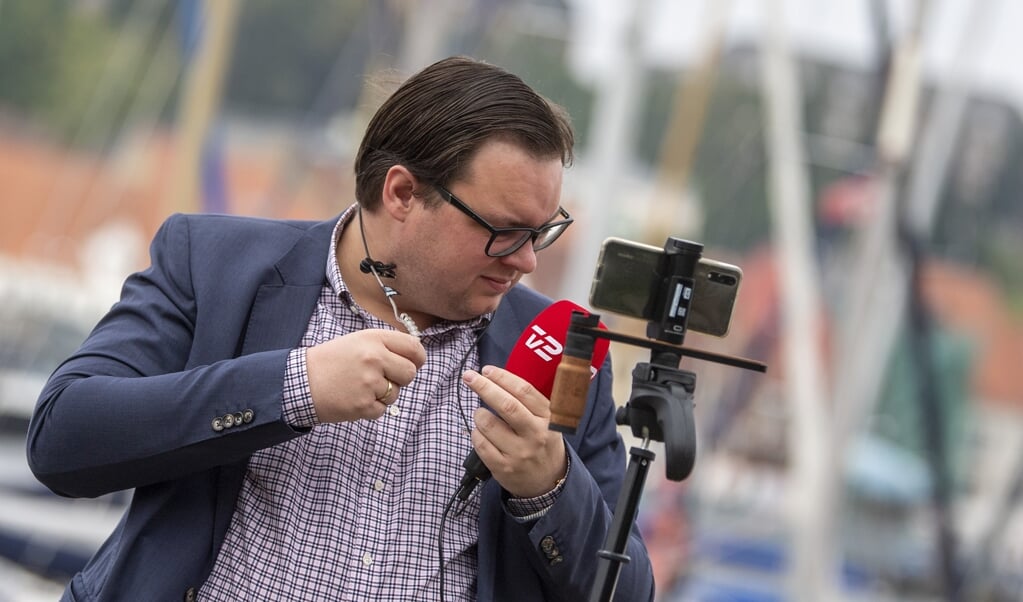<p>Mirco Reimer-Elster, USA-analytiker for TV2 News. sender live fra Flensborg Havn ofte flere gange dagligt. Historikeren klarer sig med mobiltelefon, et headset og en mikrofon. Så er han klar til at give sit bud på det seneste tweet fra Trump. Kira Kutscher</p> (Kira Kutscher)