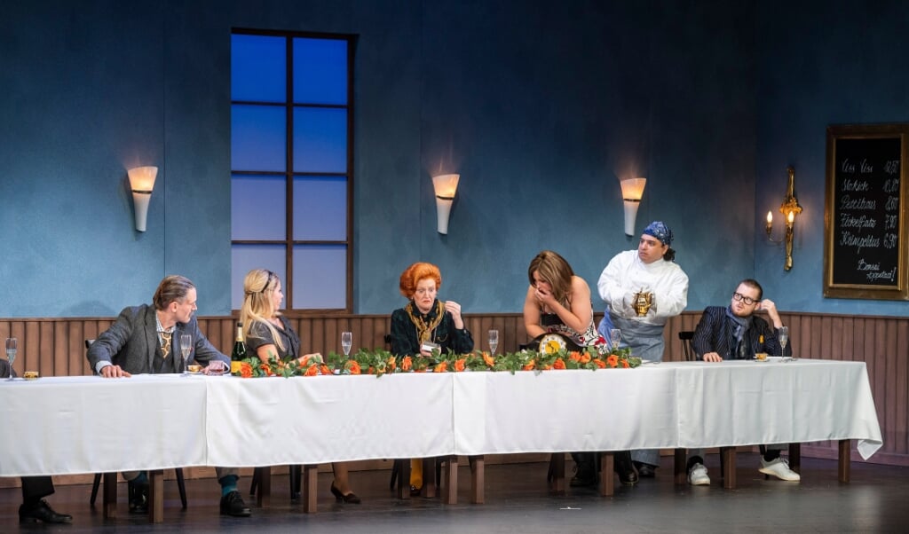 Maureen har drukket for meget og skal kaste op. Fra venstre er det Felix Ströbl, Kristin Heil, Beatrice Boca, Kimberly krall, Dennis Habermehl og Steven Ricard Scholz. (Henrik Matzen)