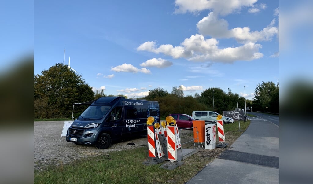 I Flensborg står der en corona-testbus på parkeringspladsen på Munketoft. Snart bliver der i byen etableret et test-center, som man kan køre igennem i bil, så folk ikke behøver at vente i kulden. (Arkivoto: Iris Uellendahl)