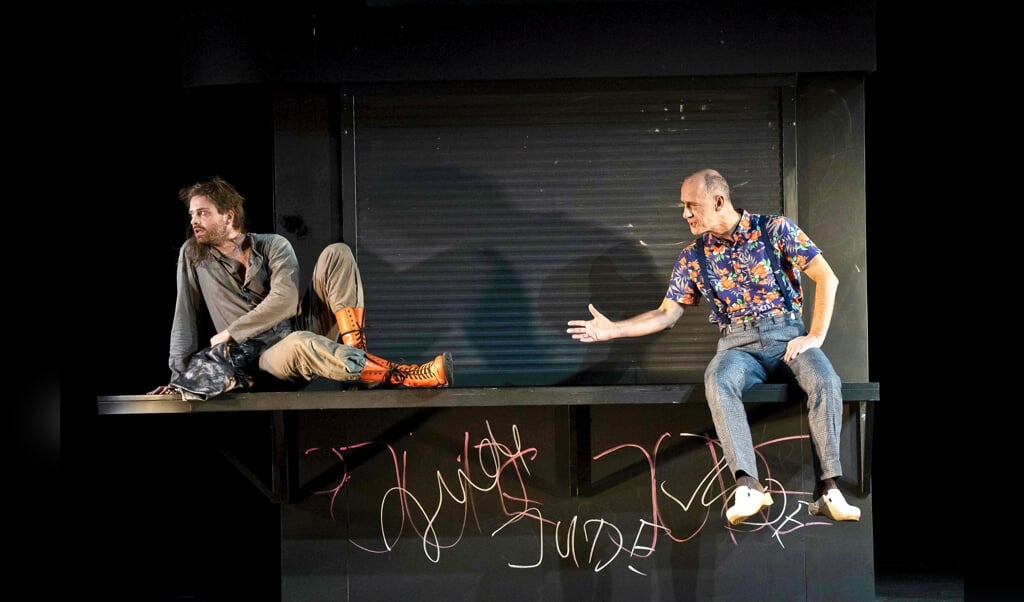 En tidløs iscenesættelse på Landestheater. »Nathan den Vise« i moderne scongrafi, men uforandret sprog. Her er det Marek Egert som den unge tempelherre og Reiner Schleberger som jøden Nathan. ( Henrik Matzen)