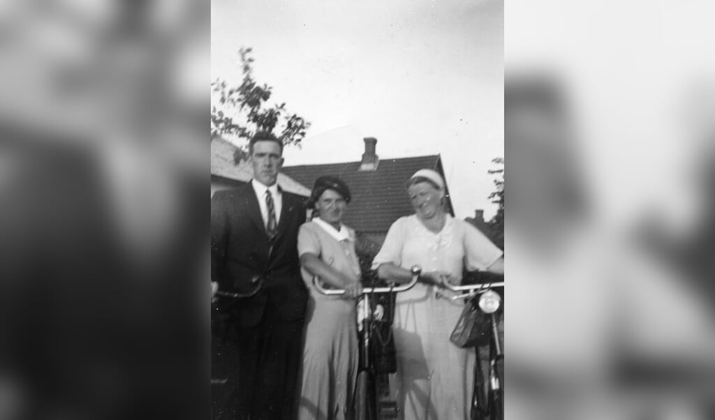 En af grundlæggerne af Dansk Sundhedstjeneste, Emil Vermehren, sammen med to sygeplejersker i 40erne. Fotos: Arkivet ved Dansk Centralbibliotek (FlA)