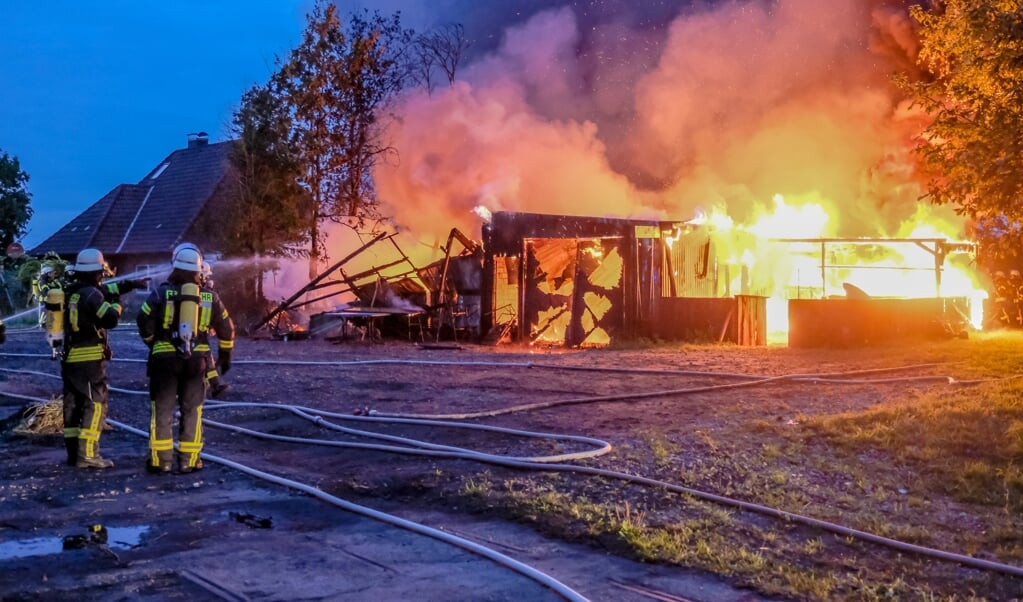 <p>55 brandfolk var til stede, da der søndag morgen var gået ild i en lagerhal i Harreslev. </p> ( Sebastian Iwersen/Nordpresse)