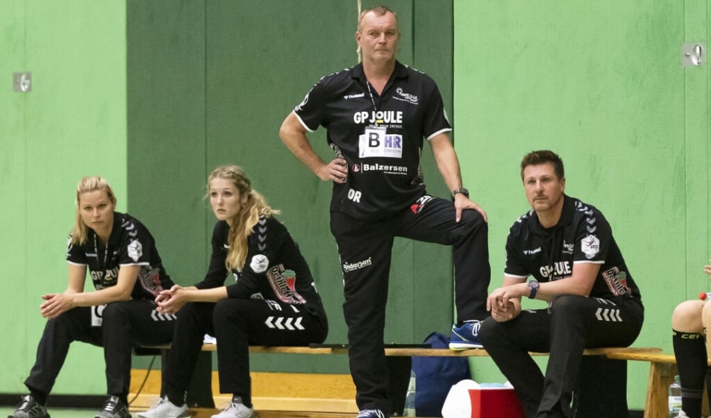 Nordfrauen-Trainer Olaf Rogge (stehend) hatte es in der Vorbereitung auf die TG Nürtingen eigentlich mit zwei Mannschaften zu tun. ( Lars Salomonsen)