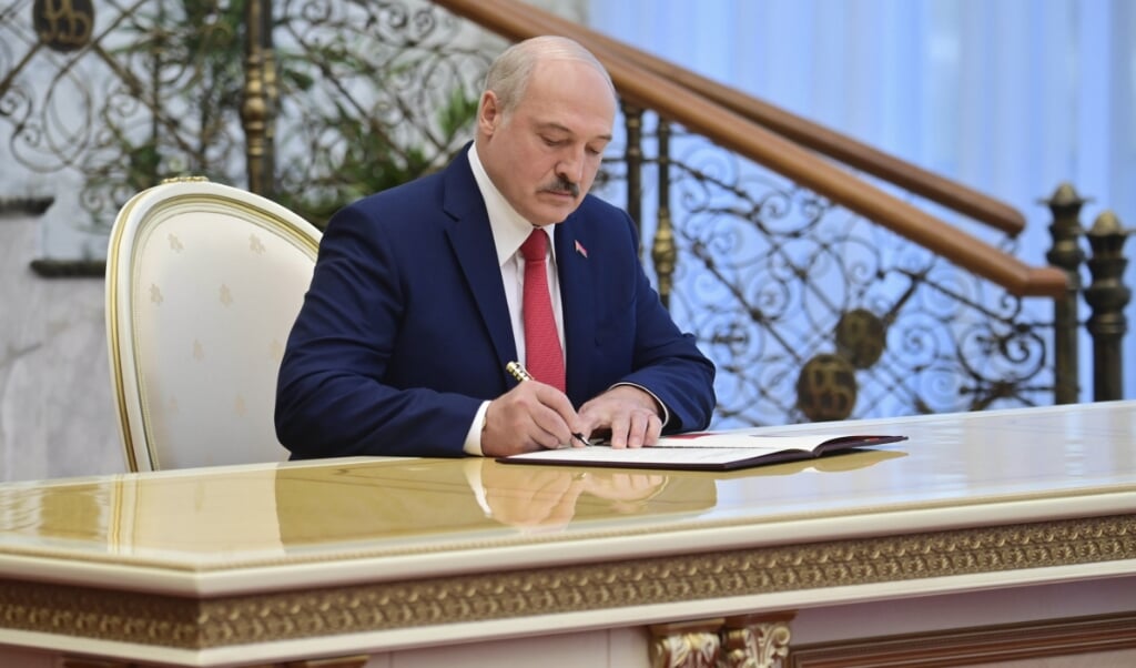 <p>Lukasjenko har aflagt ed som hviderussisk russisk præsident ved en ceremoni, som offentligheden ikke havde mulighed for at overvære. Andrei Stasevich/BelTA/AP/dpa</p> (dpa)