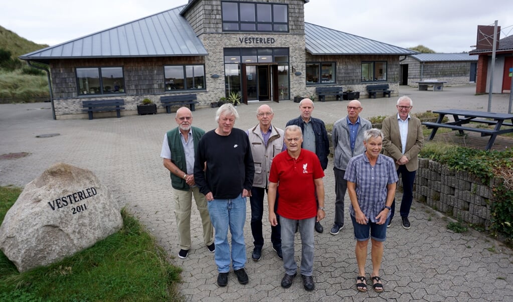 <p>Inden årsmødet konstituerede den ny bestyrelse for Lejrskolehjemmet Vesterled sig.Bagerst Tyge Rude Kristensen, Erling Schellerup, Horst Knüppel, Peter Johannsen, Jens Andresen.Forrest: Hans Harald Sørensen, Carsten Dalgaard (formand) og Henriette Christiansen (daglig leder).<br><br><br><br><br></p> ( Georg Buhl)