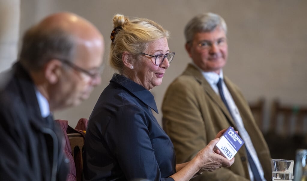 <p>Et sæt samtalekort med overskriften Grænselandet skal få mennesker til at komme i dialog. Onsdag blev kortene præsenteret i Marienkirche, hvor bl.a. biskop for Slesvig og Holsten, Gothart Magaard, Christa Hansen, præst for den tyske menighed i Haderslev, og provst Hasse Neldeberg Jørgensen fra den danske kirke i Sydslesvig var til stede. Tim Riediger</p> (Tim Riediger)