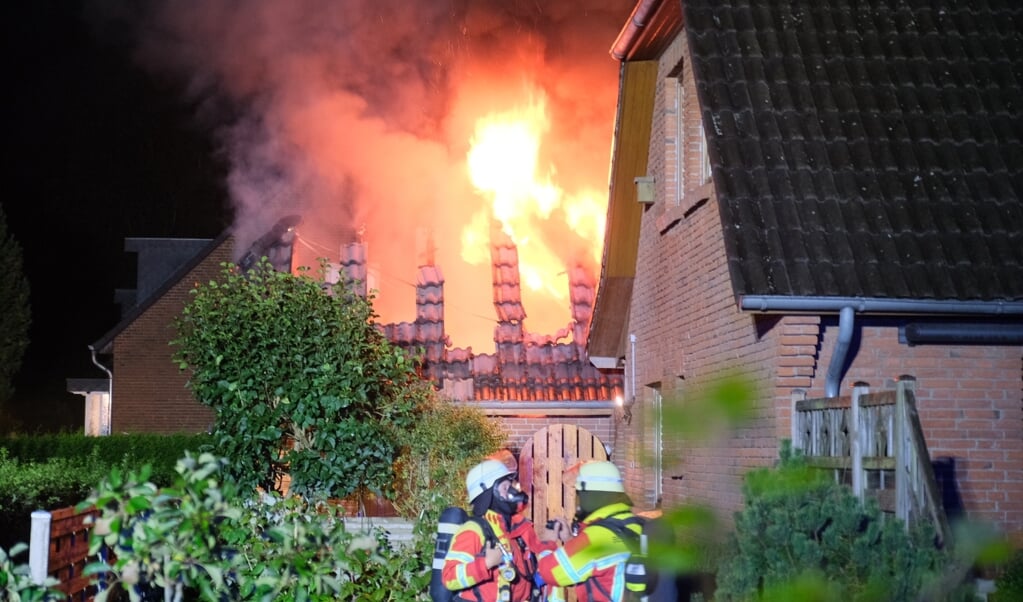 <p>Brandfolkene kunne forhindre at ilden bredte sig til villaen ved den brændende garage.</p> ( Sebastian Iwersen)