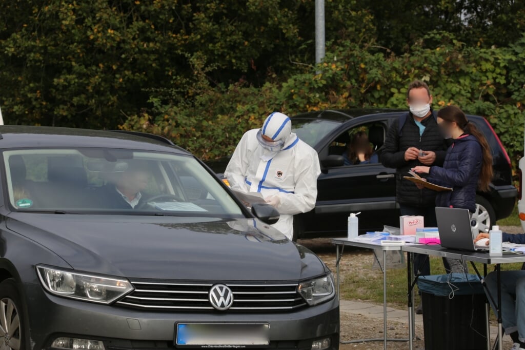 <p>På pakeringspladsen P5 Munketoft i Flensborg corona-massetestes flere hundrede mennesker, der har forbindelse til et bryllup i Danmark, der har ført til en hurtig stigning i Flensborg Kommunes smittetal.</p> ( Heiko Thomsen)