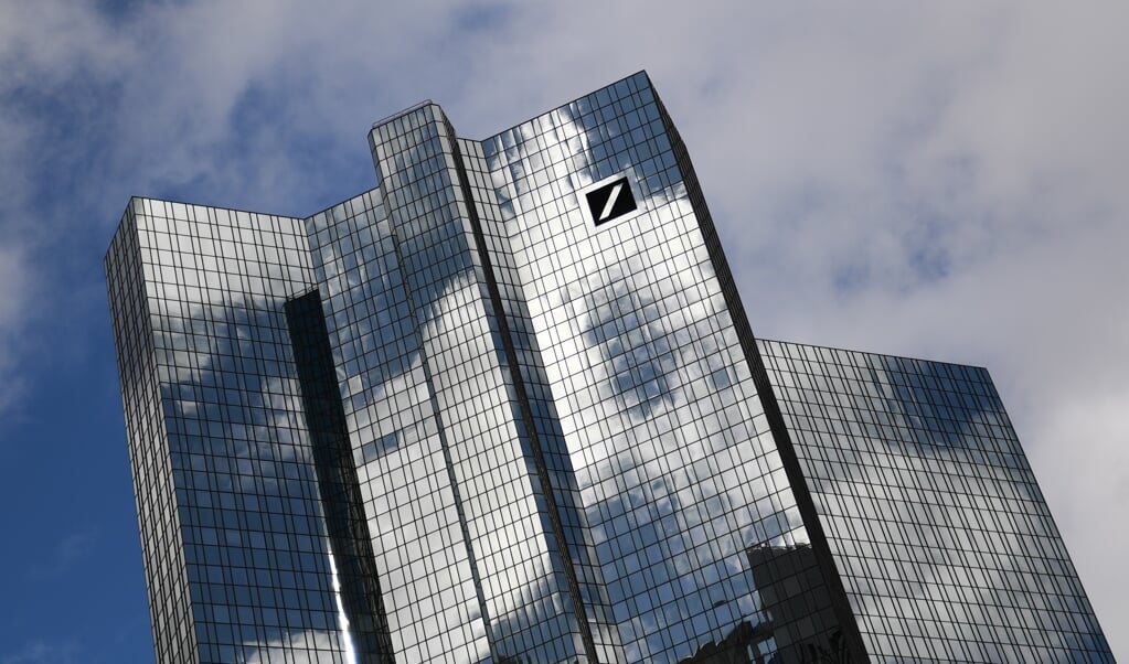 <p>Deutsche Bank har i øjeblikket omkring 500 filialer i Tyskland. Det antal skal "hurtigst muligt" reduceres til omkring 400.</p> ( Arne Dedert/dpa )