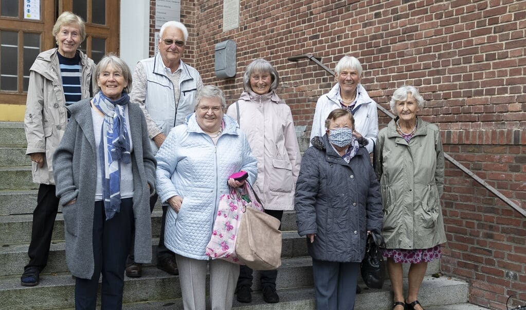 <p>Gensynsglæde: Fra venstre er det Gerda Backa, Christiane Goy, Hans Kalben, Ulla Matthiesen, Martha Wachholz, Käthe Knudsen, Ulla Schnoor og Elke Christesen.. Lars Salomonsen</p> (Lars Salomonsen.)