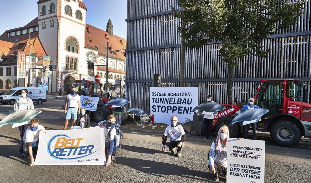 <p>Inden retssagens begyndelse demonstrerede miljøaktivister uden for kongreshallen i Leipzig, hvor domshandlingen finder sted, fordi der ikke er tilstrækkelig med plads til at overholde coronareglerne i den historiske retsbygning i Leipzig.</p> (? Beltretter e.V.?/Beltretter e.V./obs)