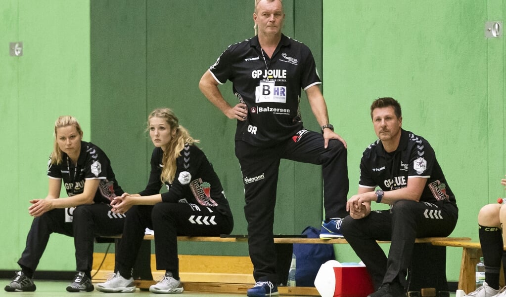 Trainer Olaf Rogge (stehend) und die Handballerinnen des TSV Nord Harrislee kämpfen in der 2. Bundesliga an mehr als einer Front.   ( Lars Salomonsen)
