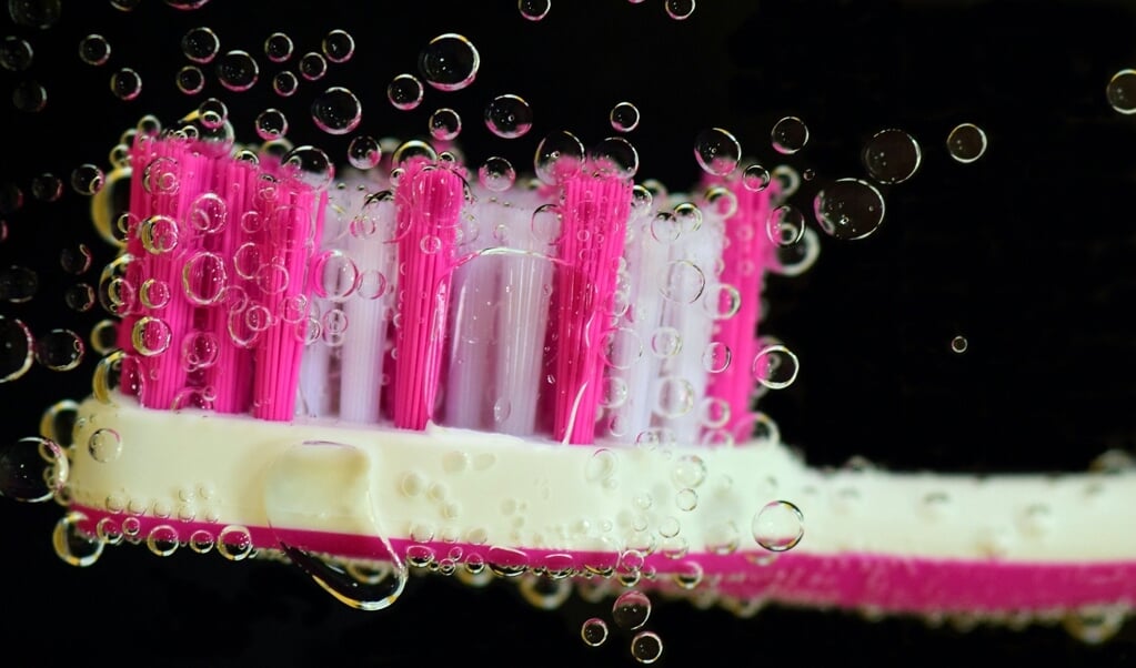 En gammel tandbørste kan skrubbe og rense og fikse smykker, sko, tastaturer og fnullerede velcro-lukninger op.  ( Ulrike Leone, Pixabay)