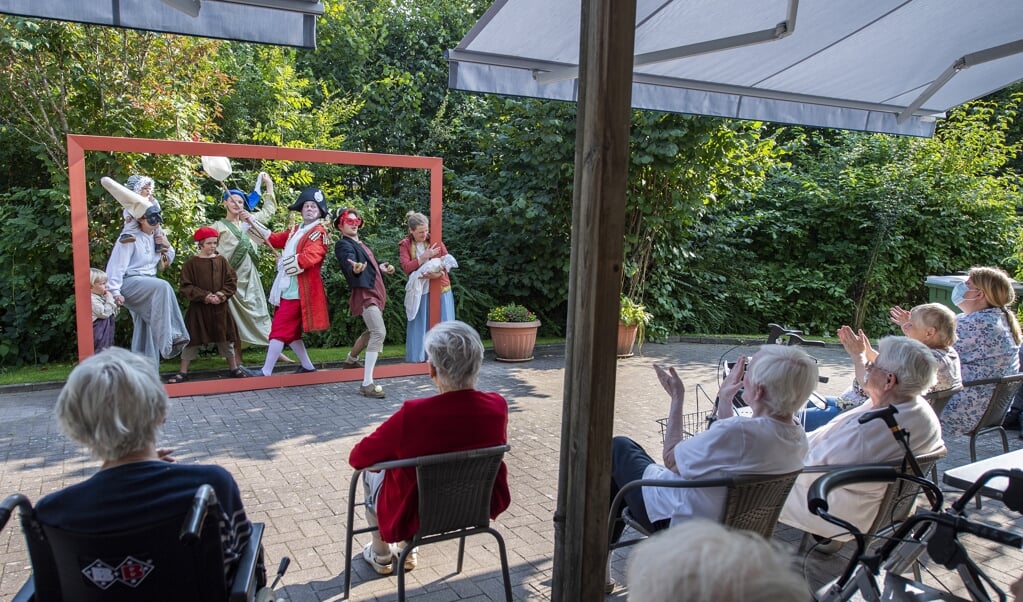 <p>Teatergruppen »Institut für theatrale Angelegenheiten« vakte billedet »Karneval i Rom« til live på plejehjemmet Friederikenhof. Tim Riediger</p> (Tim Riediger)