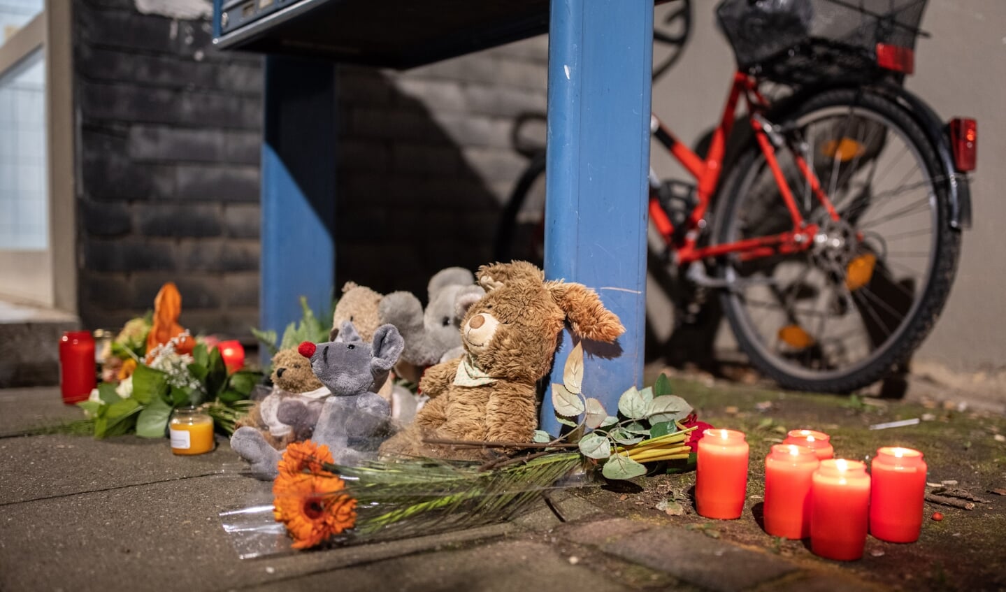 Borgere har placeret stearinlys, blomster og legetøj ved indgangen til den etageejendom, hvor de fem børn blev fundet. 