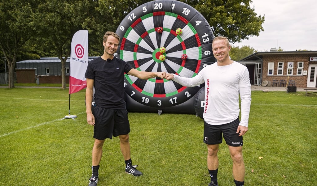 Ruwen Möller tog sig et slag megadart med Marc Böhnke, mens Lars Salomonsen filmede. Resultatet blev så godt, at de to nu har vundet en pris. (Lars Salomonsen)