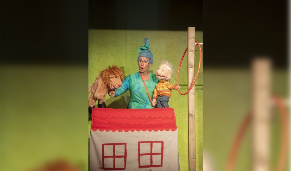 Sonja Langmaack fører dukkerne i den kommende forestilling. Landestheater har indtil videre lukket det faste spillested »Trauminsel« ( Henrik Matzen)