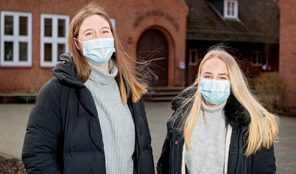 I fem uger skal lærerpraktikanterne Lia Bruse og Rikke Naja Schäfer undervise i tysk og dansk på Jens Jessen-Skolen i Mørvig uden at kunne møde med deres elever. ( Lars Salomonsen)