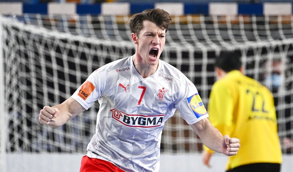Emil Jakobsen fik et drømmedebut til sin første slutrundekamp mod Japan. ( Ritzau Scanpix/REUTERS/Anne-Christine Poujoulat)
