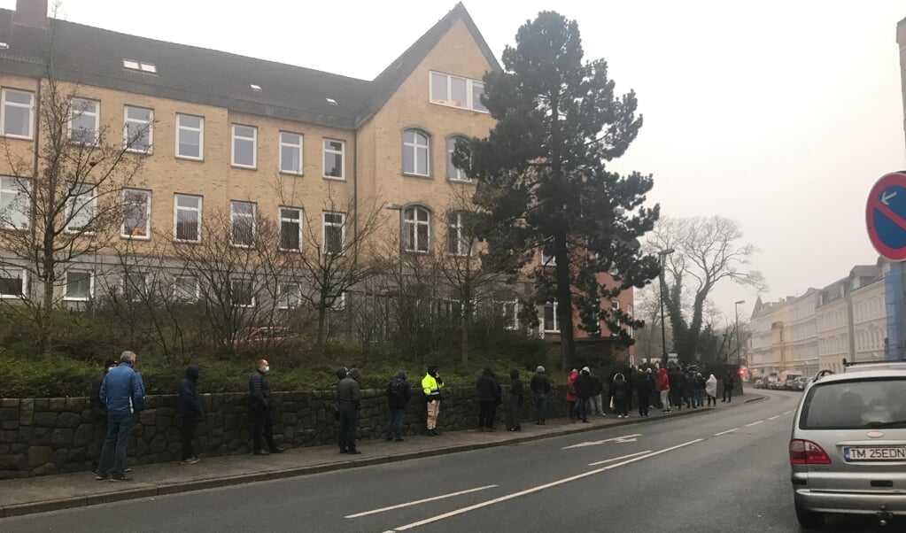 Der var kø hele vejen ned ad gaden for at komme til Diako sygehusets lyntestcenter søndag. (Camilla Sørensen)