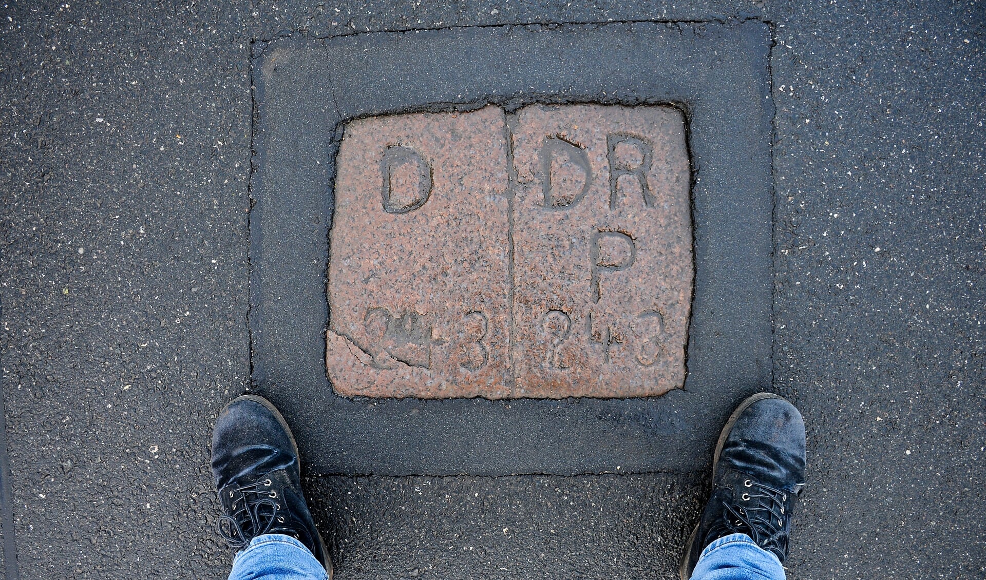 Grænsen mellem Danmark og Tyskland går tværs gennem hovedgaden i Rudbøl. På den ene side af vejen bor man i Danmark, på den anden side af vejen i Tyskland.