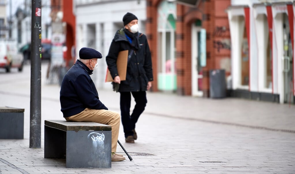 Det bliver nu et krav at have medicinske mundbind på i butikker og på gågader. Det er blot én af de nye regler, der træder i kraft mandag morgen. Martin Ziemer (Martin Ziemer)