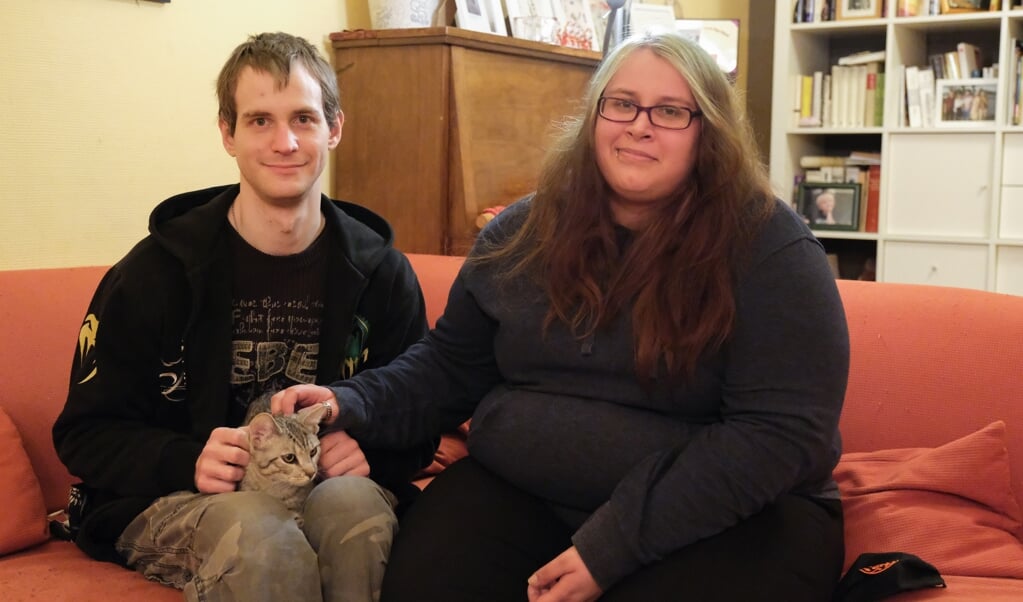Her, hjemme hos familien Loelf, føler Mandy, Chris og hankatten Happy sig bedre. De håber nu på at finde noget godt at bo i. Sebastian Iwersen (Sebastian Iwersen)