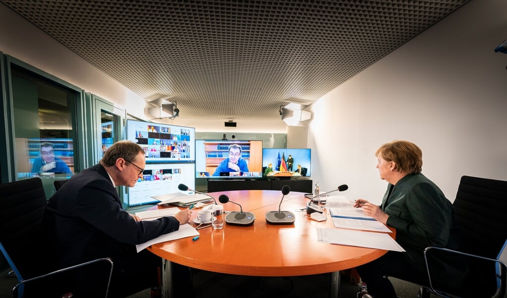 Forbundskansler Angela Merkel deltog i videomødet sammen Berlins regerende borgmester, Michael Müller. (Steffen Kugler, Bundesregierung, dpa)