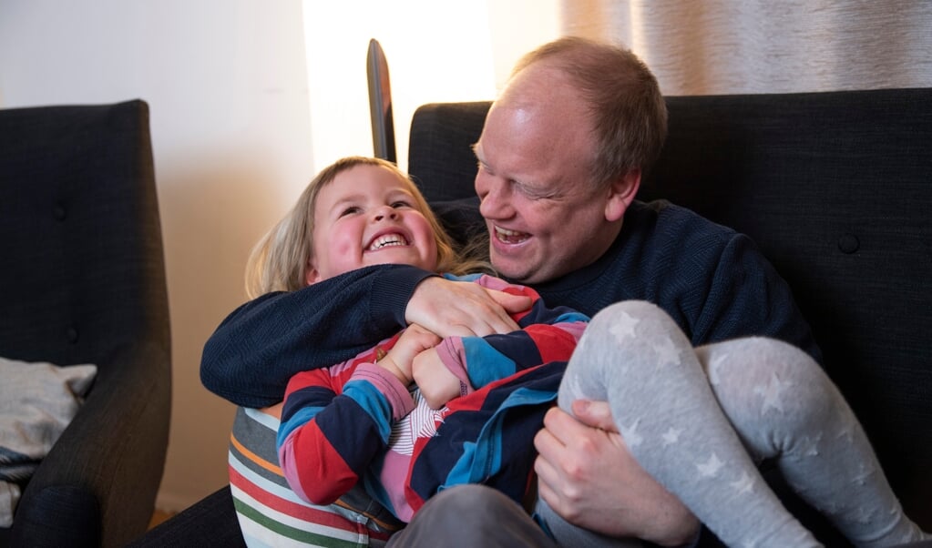 Far og Jella i en hyggestund i stuen. Lasse Andersen er sportsmand. Han spiller fodbold i IF Stjernen og har fra sin tid på Sild været vant til at tage aktivt del i foreningslivet. Da Lasse var 14 år, flyttede han væk fra forældrene på Sild, startede i 9. klasse på Duborg og rykkede ind i Ungdomskollegiet i Flensborg. Her var hans tre år ældre søster og venner fra Sild allerede, så det var en tryg oplevelse at flytte hjemmefra. - I den periode følte jeg mig mere dansk end nu, lyder hans reflektion. (Tim Riediger)